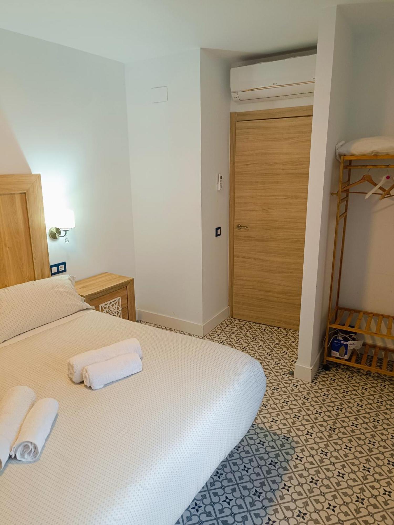 Al-Qazeres Suites Caceres Exterior photo